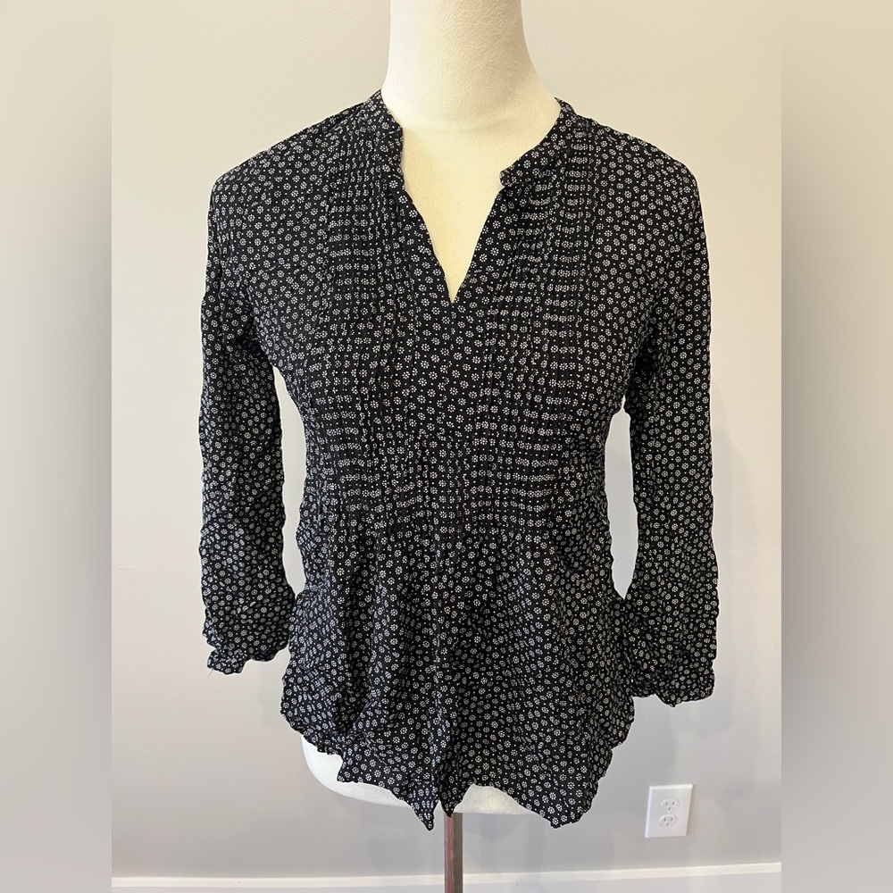 Women’s XS old navy black white floral blouse rayon